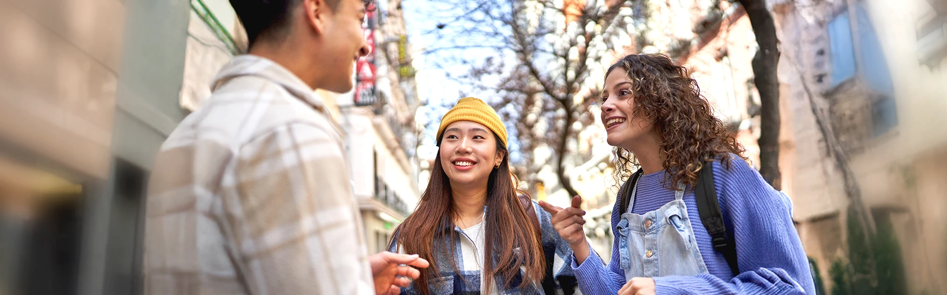 留学を目指す学生が街中で英語で会話している様子（TOEFL対策イメージ）
