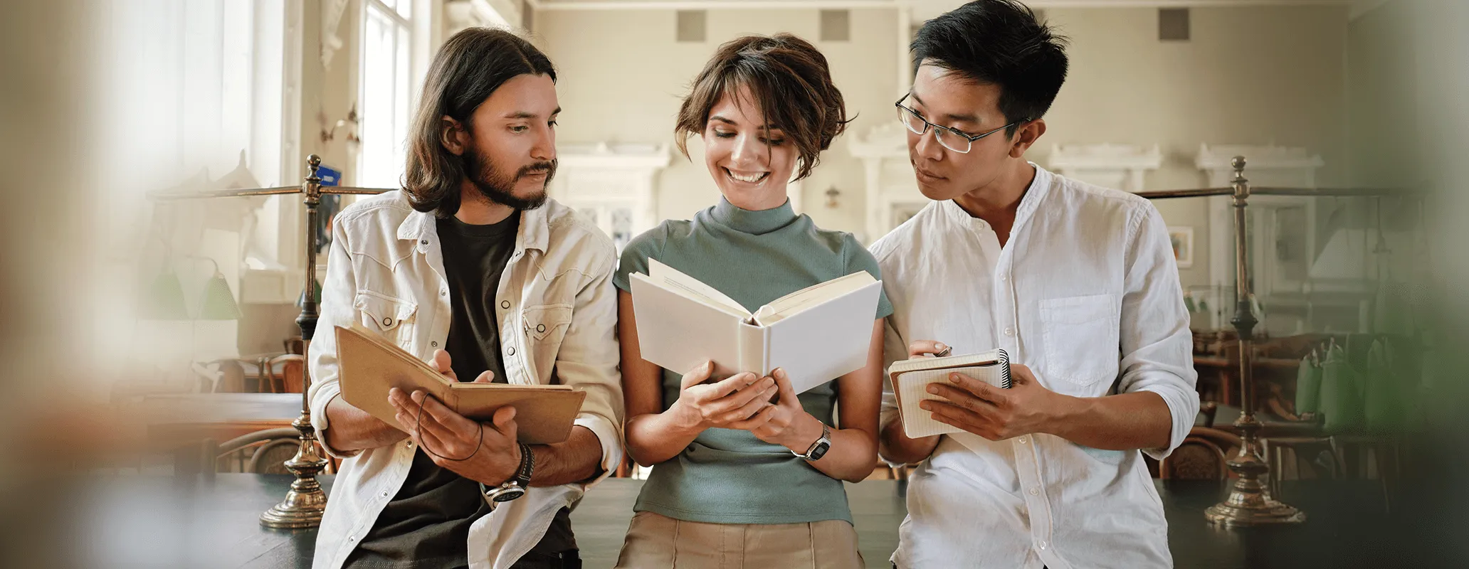 図書館で英語学習をする3人の学生（TOEFL学習イメージ）