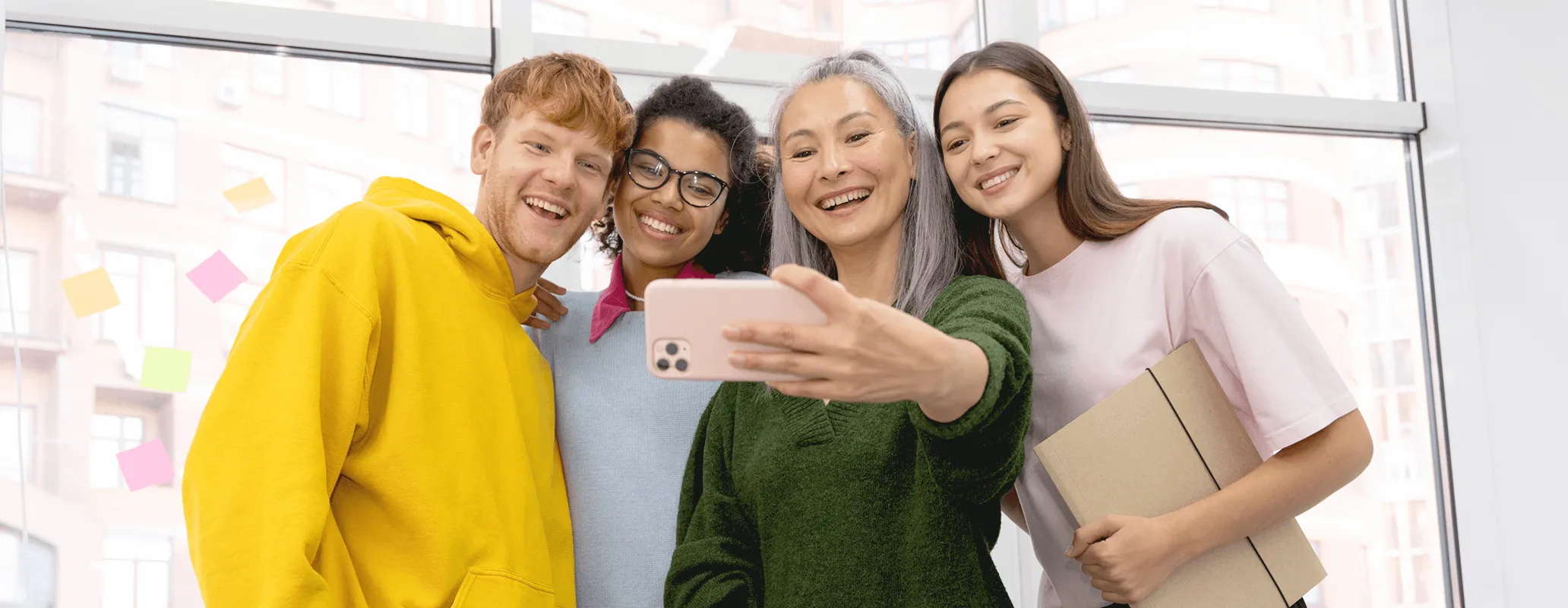 海外の学生仲間と自撮りするグループ（留学先での友人関係）