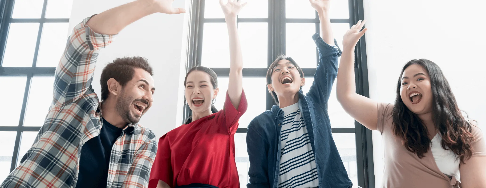 英語学習の成果を喜ぶ学生たち（TOEFL準備の成功イメージ）