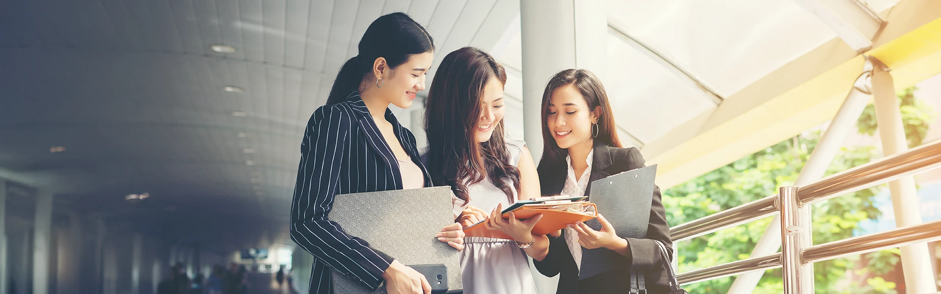 TOEIC対策に取り組む3人の女性ビジネスパーソン