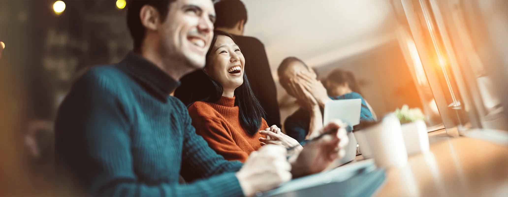 カフェでTOEIC学習を楽しむ社会人と学生のグループ