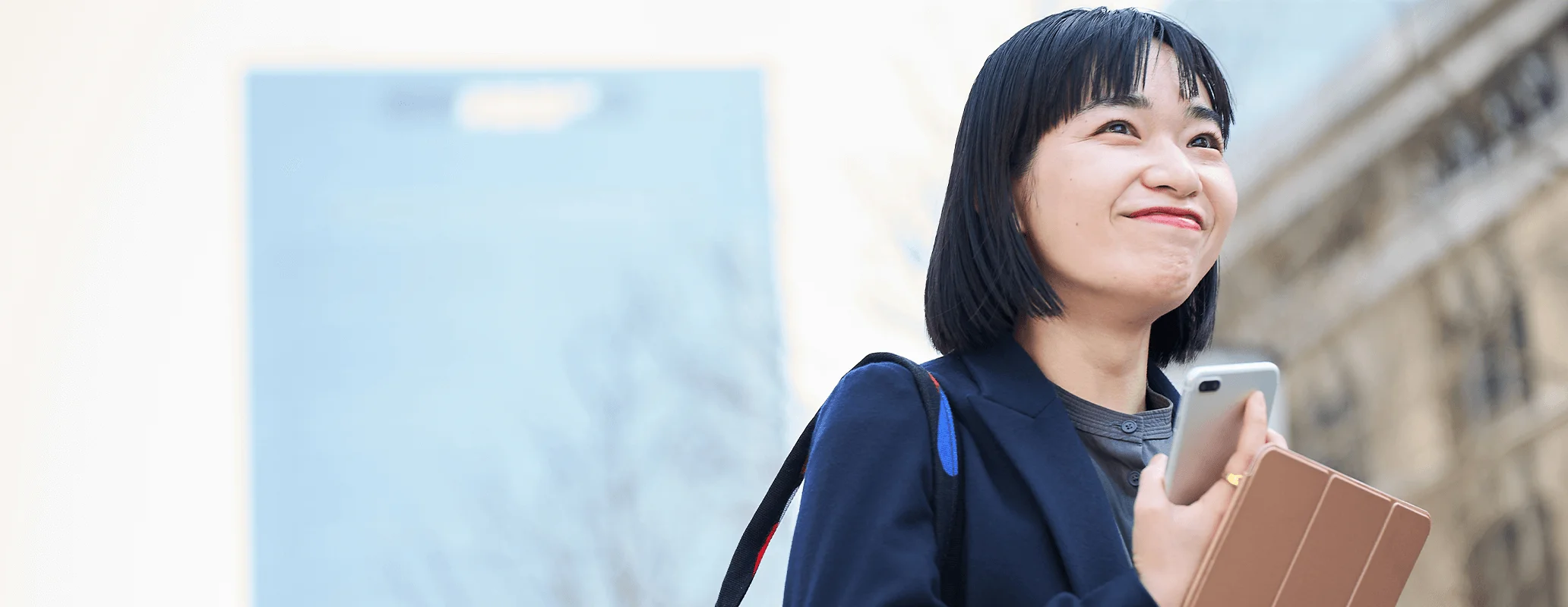 TOEIC対策に励む女性ビジネスパーソン