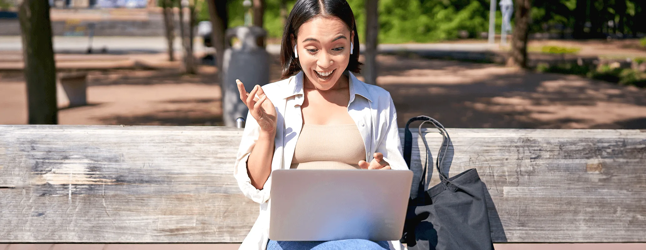 オンライン英会話でTOEIC対策を行う女性