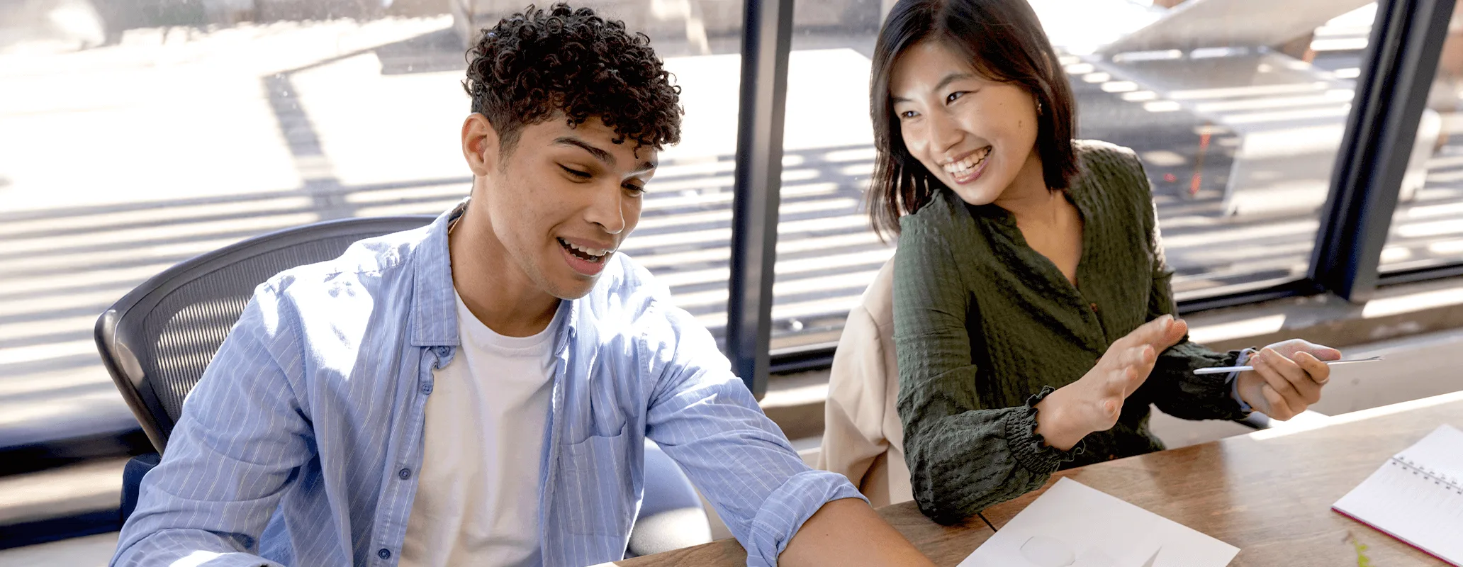 留学準備を進める学生たちがグループで楽しそうに学習している