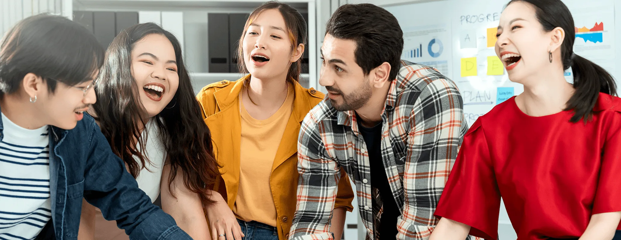 留学先の国を地図で選んでいる学生たちの相談風景