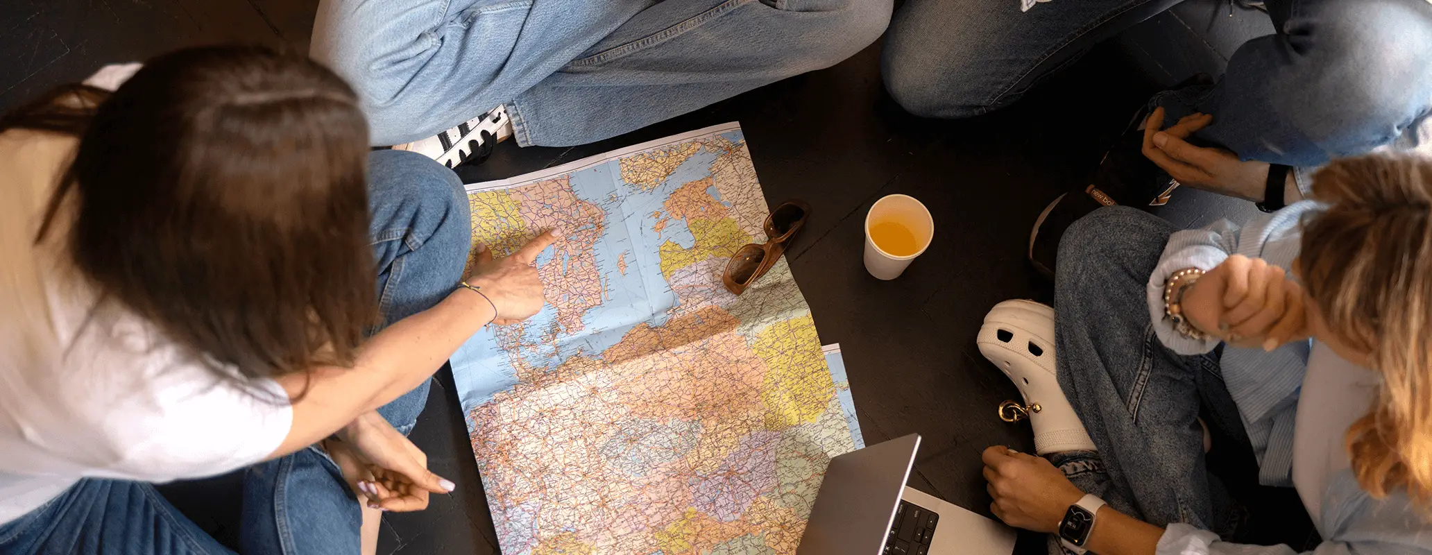 語学留学について話し合う学生グループのディスカッション