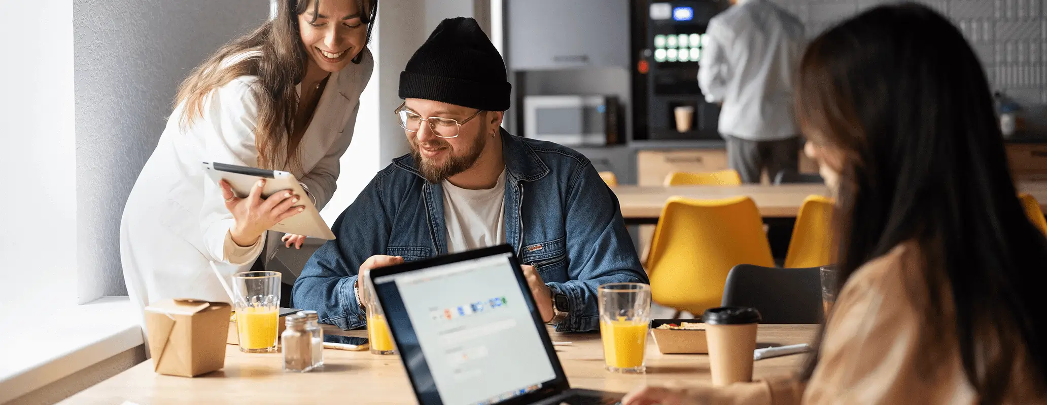 海外のカフェで多文化環境の中リモートワークをするビジネスパーソンたち