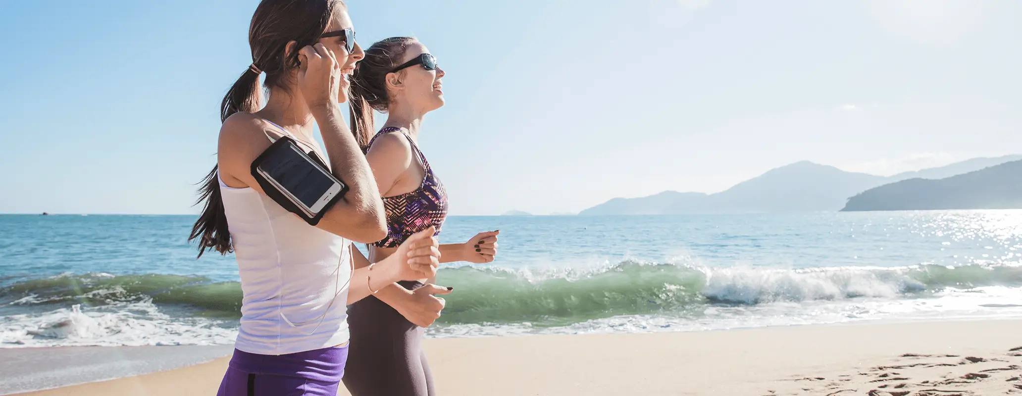 ビーチで観光を楽しむワーケーション中の女性たち