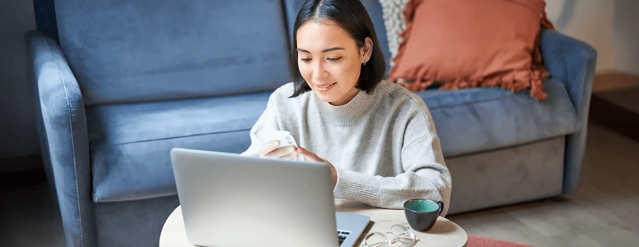 自宅でリモートワークをしながら英語を学ぶ女性の様子