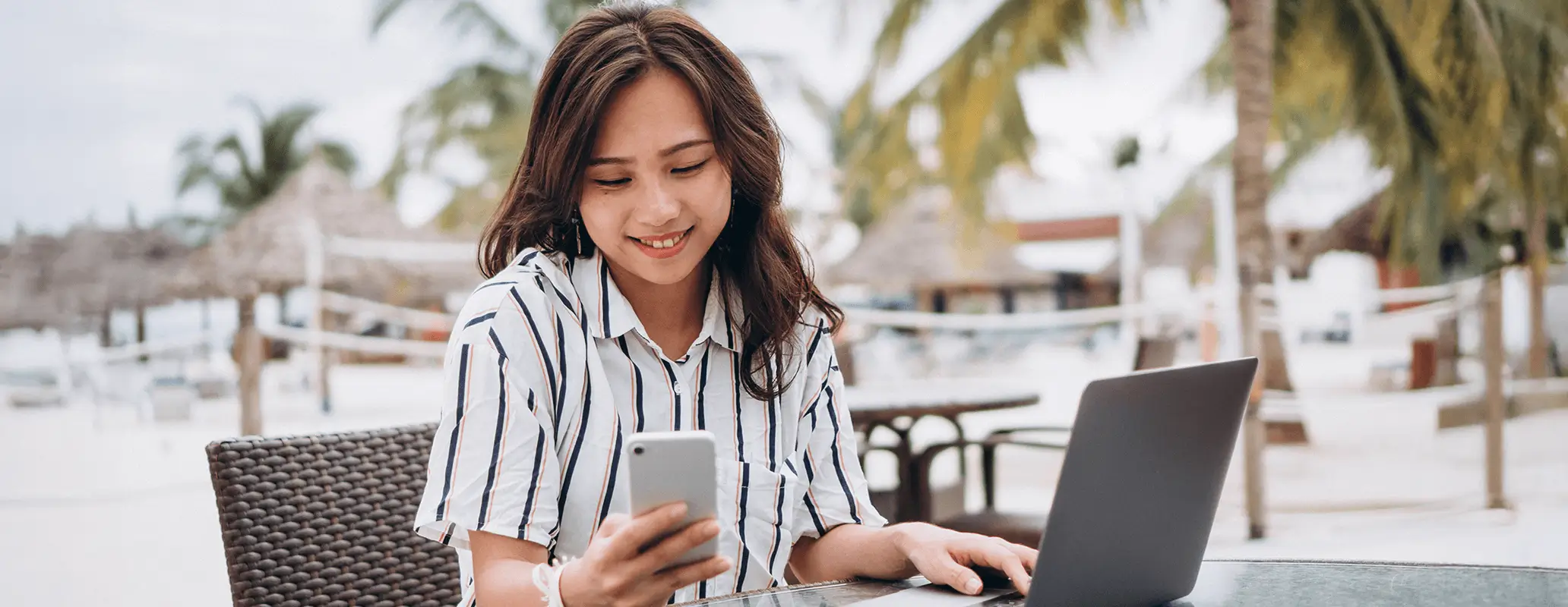 リゾート地でワーケーションを楽しむ女性