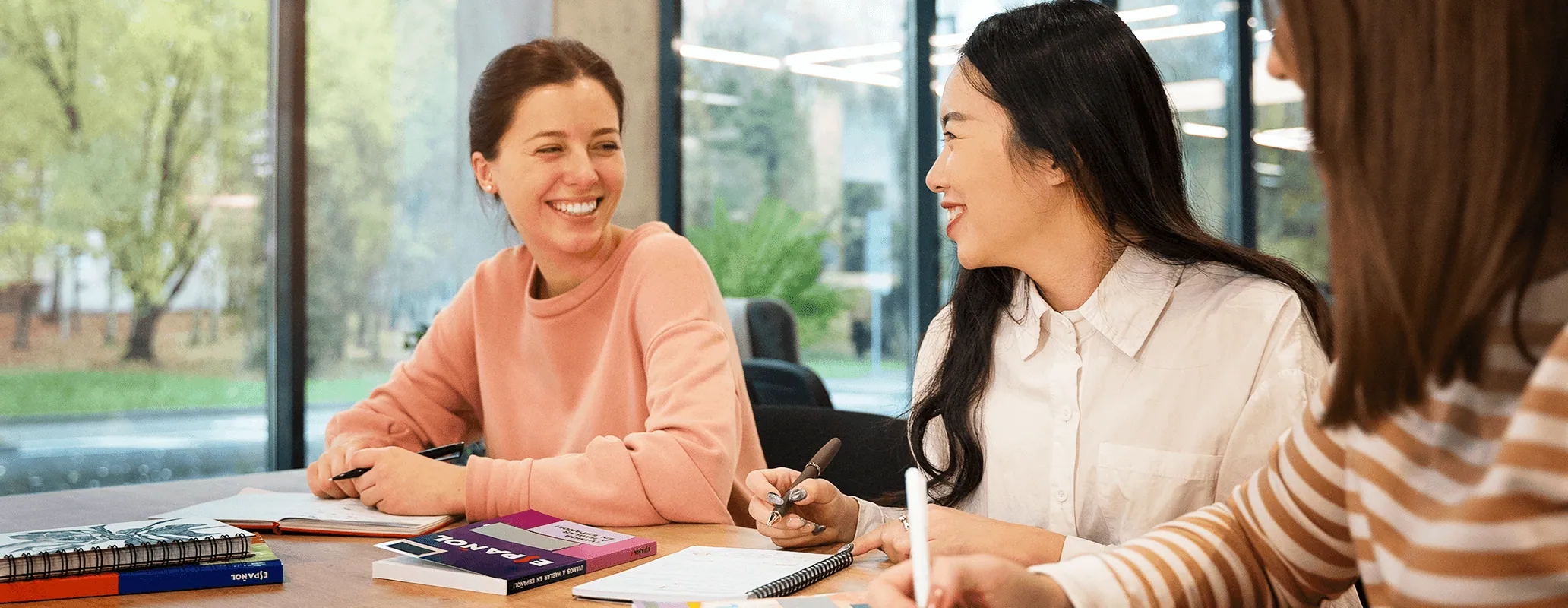 語学力を伸ばすために会話を楽しむ留学生の様子