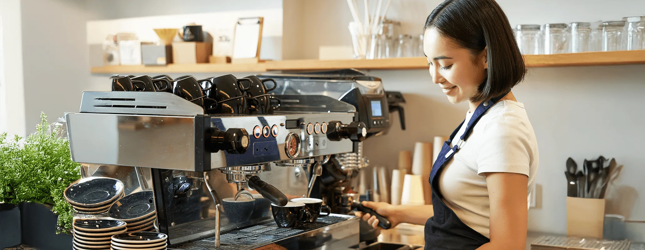 カフェで働きながら接客スキルを身につける留学生の様子