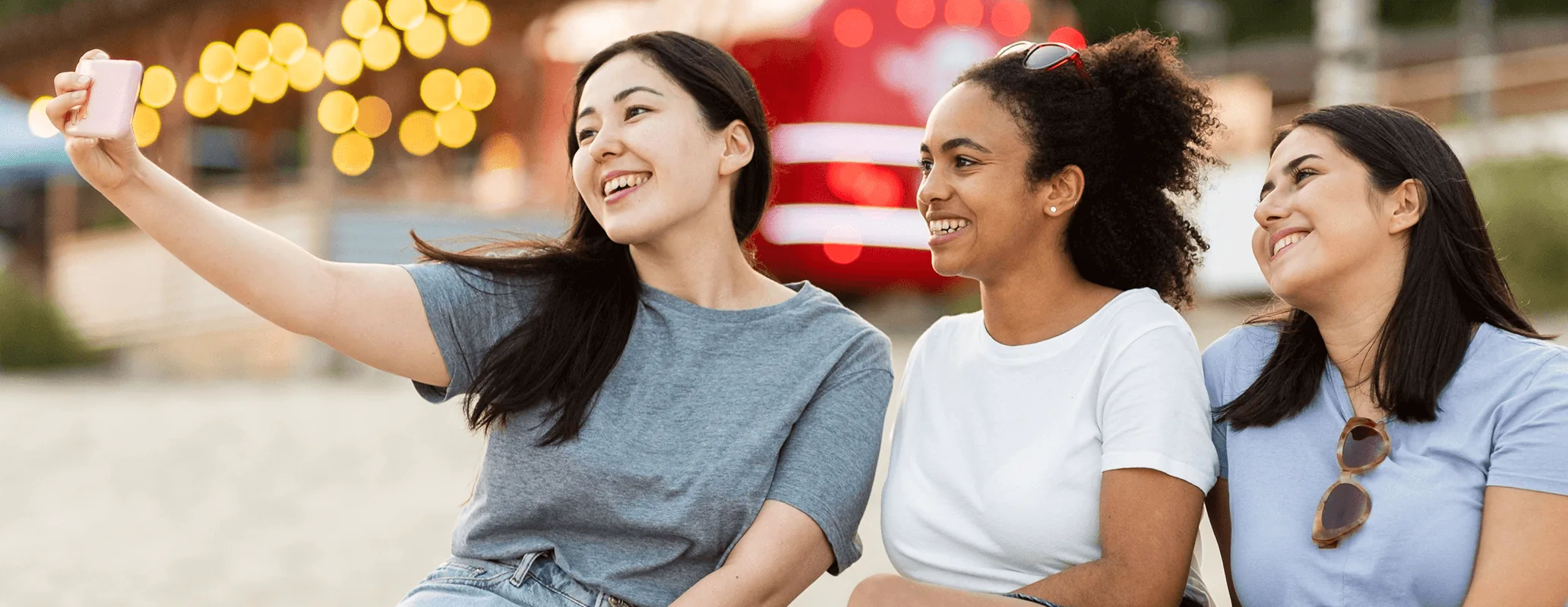 自由な時間に海外で観光を楽しむ若者たちの様子