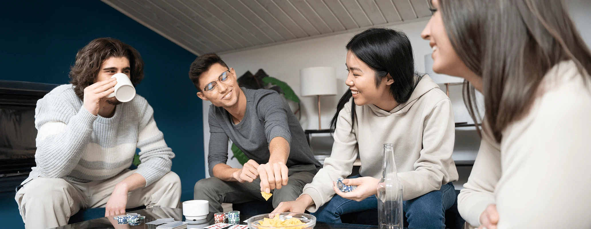 シェアハウスで他国の住民と交流するリアルな生活体験の様子