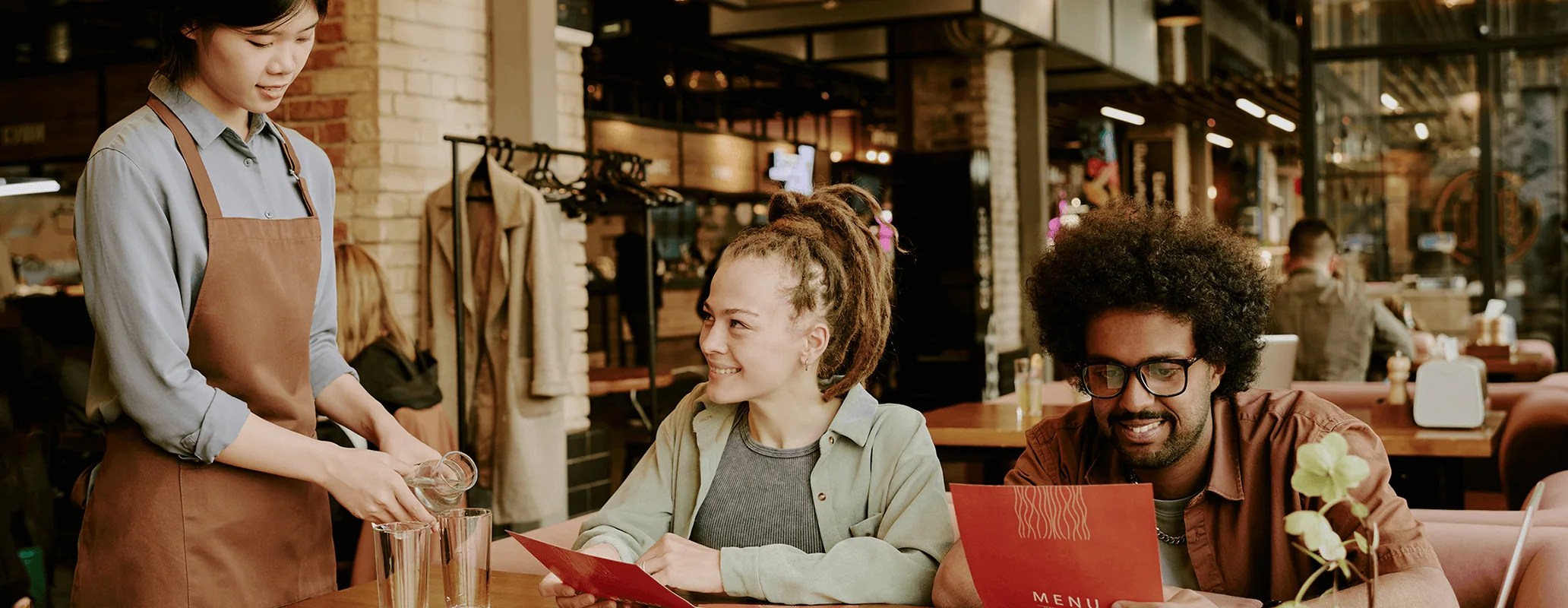 ワーキングホリデー中に海外のレストランで働くスタッフ