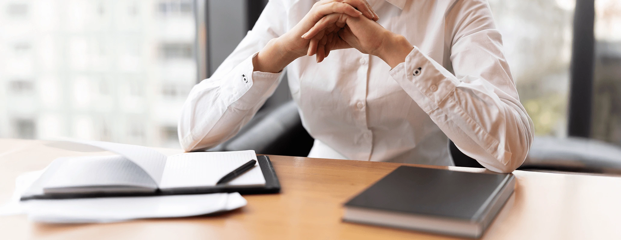 ワーキングホリデーの申請や将来の不安について考える女性のイメージ