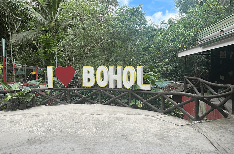 緑豊かな屋外に設置された「I ♥ BOHOL」の大きな文字サイン