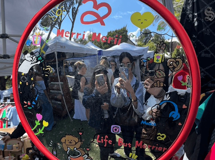 証明書を持ってポーズを取る笑顔の5人の学生のグループ写真