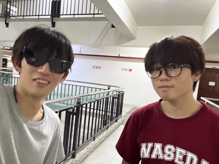 証明書を持ってポーズを取る笑顔の5人の学生のグループ写真