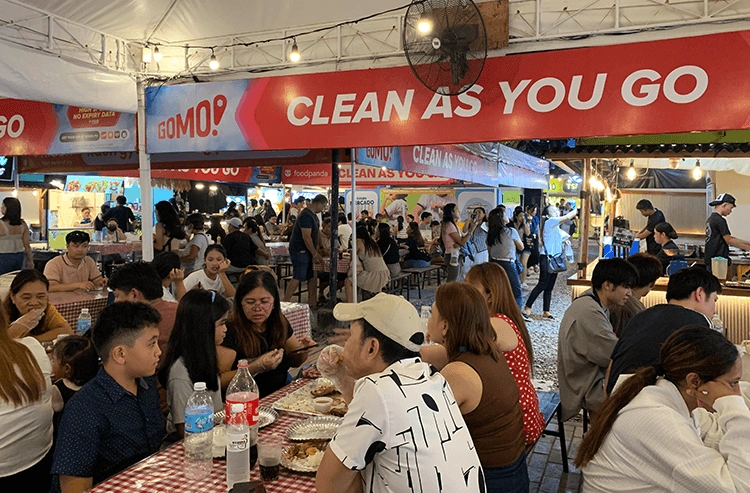 マスクをした人がカラフルなデザートやお菓子を屋外で販売している