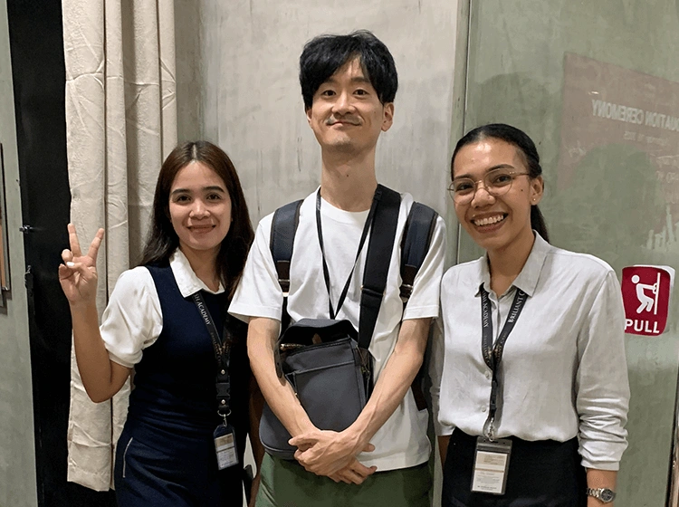 証明書を持ってポーズを取る笑顔の5人の学生のグループ写真