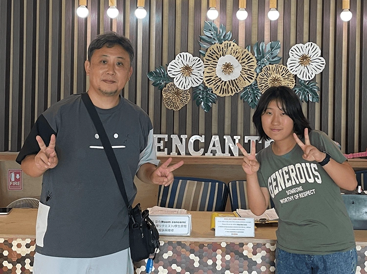 証明書を持ってポーズを取る笑顔の5人の学生のグループ写真