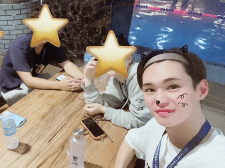 証明書を持ってポーズを取る笑顔の5人の学生のグループ写真