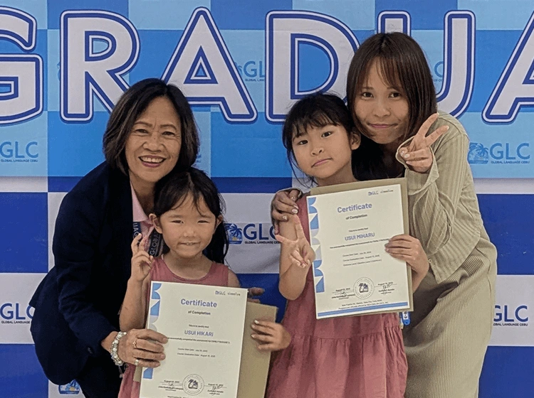 証明書を持ってポーズを取る笑顔の5人の学生のグループ写真