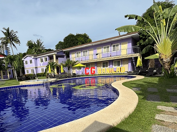 証明書を持ってポーズを取る笑顔の5人の学生のグループ写真