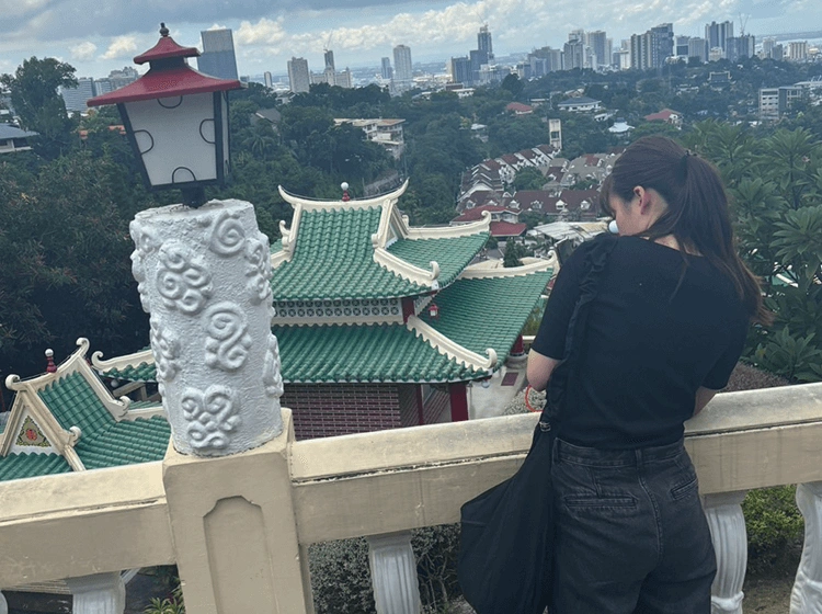 証明書を持ってポーズを取る笑顔の5人の学生のグループ写真