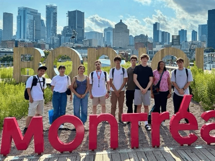 証明書を持ってポーズを取る笑顔の5人の学生のグループ写真