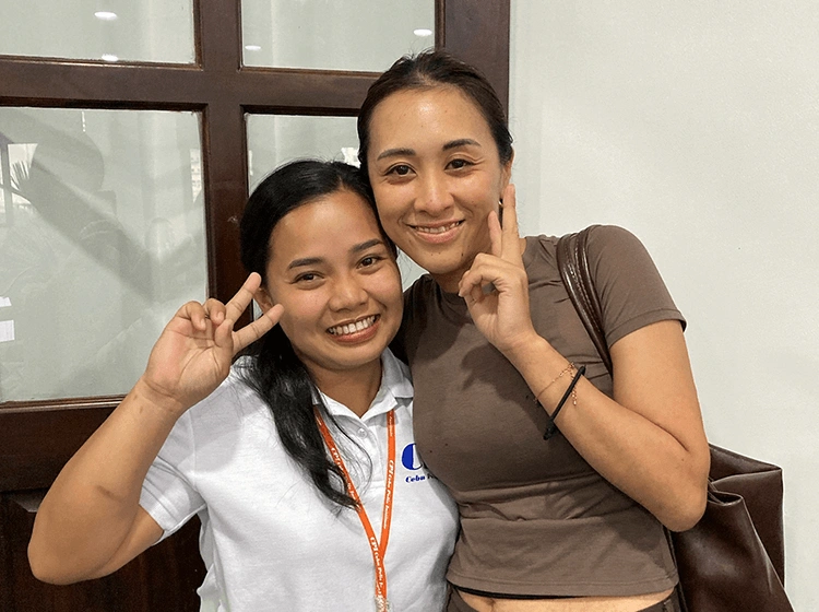 証明書を持ってポーズを取る笑顔の5人の学生のグループ写真