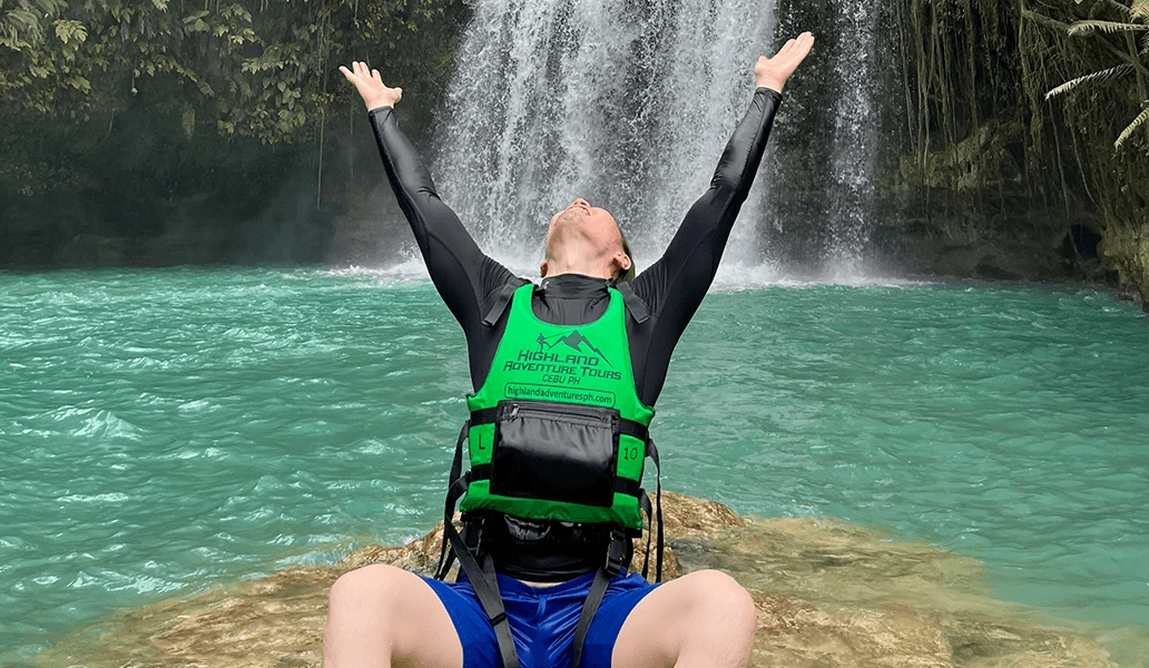 教室で笑顔の学生二人がピースサインをしながらホワイトボードの前でポーズを取っている