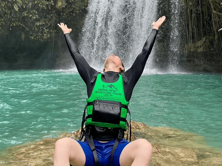 証明書を持ってポーズを取る笑顔の5人の学生のグループ写真