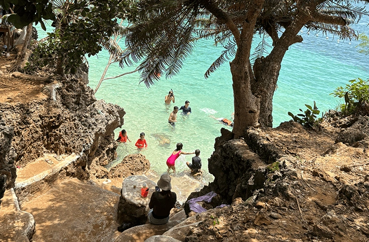 マスクをした人がカラフルなデザートやお菓子を屋外で販売している