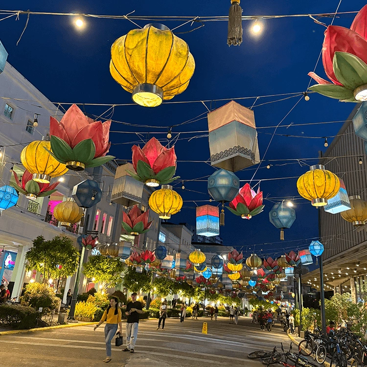 マスクをした人がカラフルなデザートやお菓子を屋外で販売している