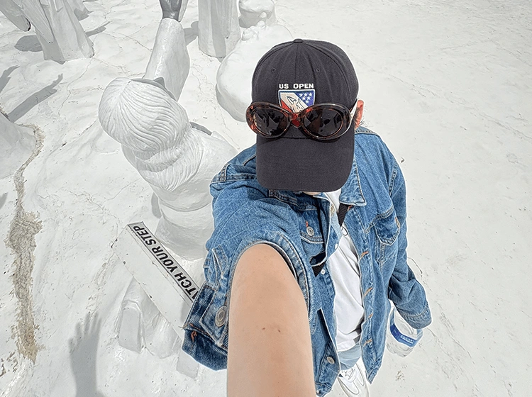 証明書を持ってポーズを取る笑顔の5人の学生のグループ写真