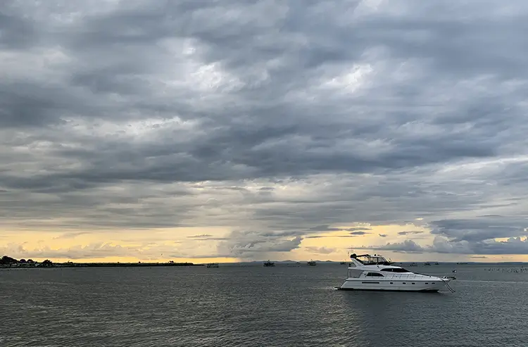 曇り空と夕暮れのバコロドの海辺の景色