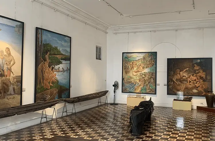 白い壁に大きな絵画が飾られた美術館の展示室