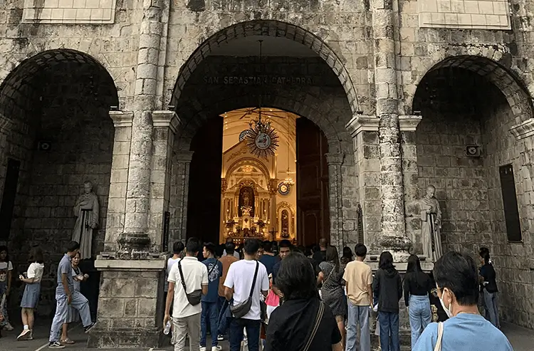 石造りのアーチ門と奥に続く教会への参道
