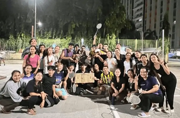 夜の屋外でポーズをとるICL英語学校の生徒たちの集合写真