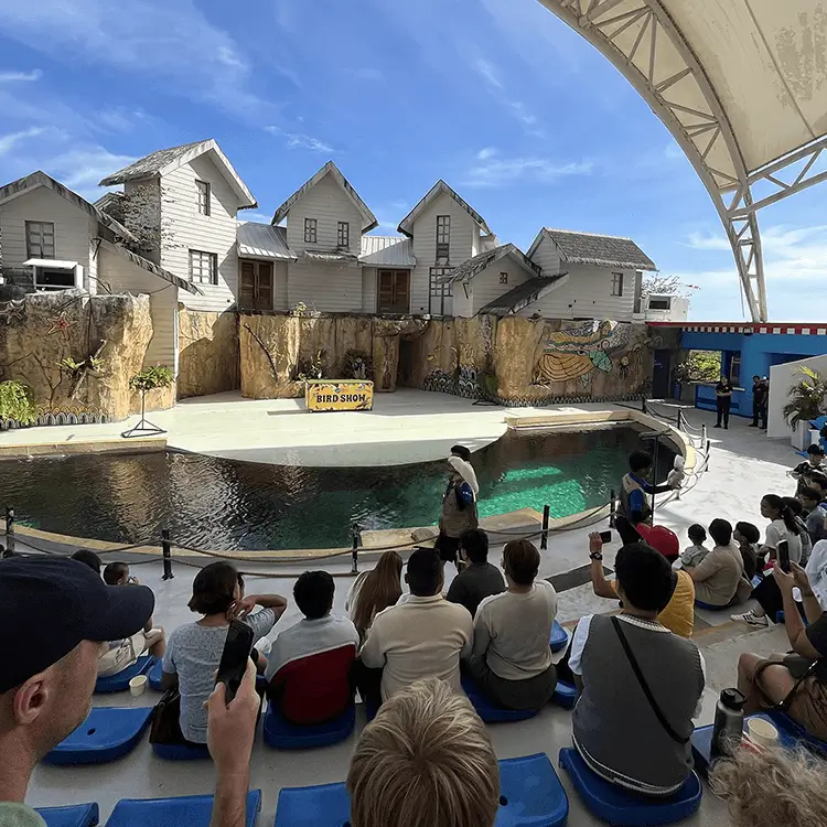 プールを備えたモダンなリゾート施設の外観