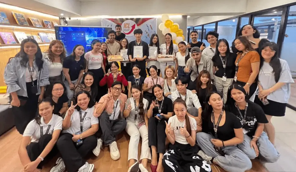 ICL English Academyのスタッフと生徒の大人数集合写真