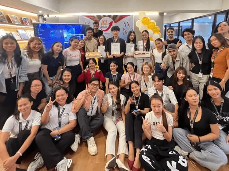 ICL English Academyのスタッフと生徒の大人数集合写真