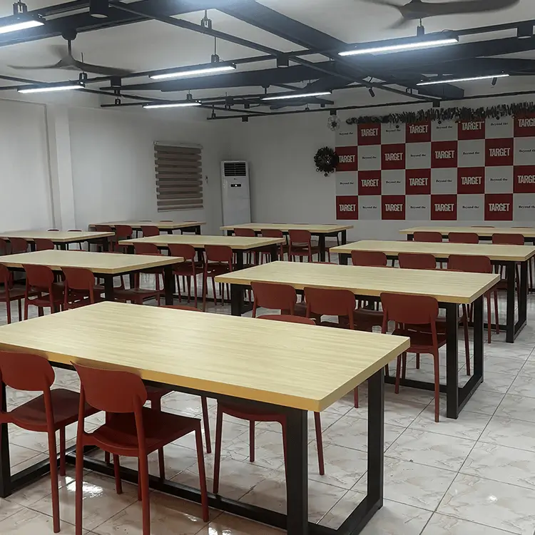 TARGETのロゴが掲げられた整然とした語学学校の教室