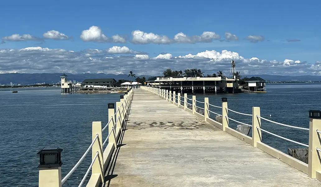 青空の下、海へと伸びる桟橋