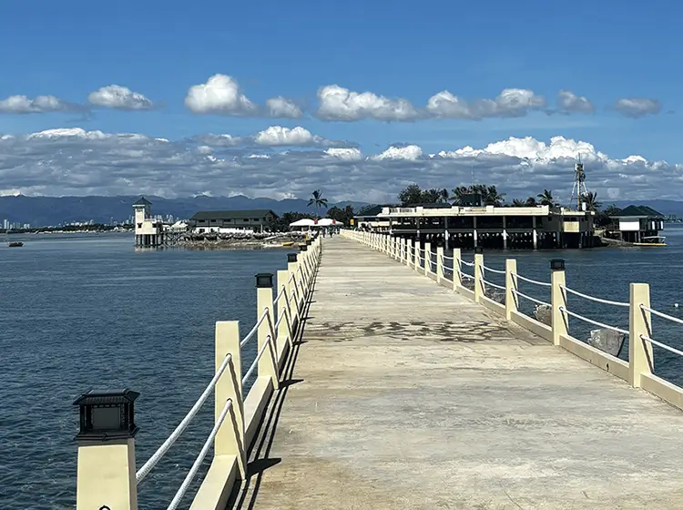青空の下、海へと伸びる桟橋