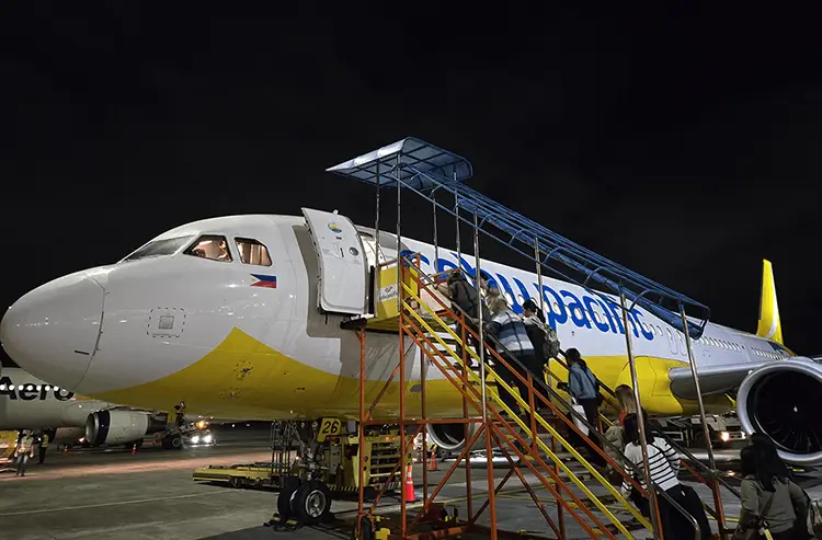 夜間にタラップが伸びたセブ・パシフィック航空機