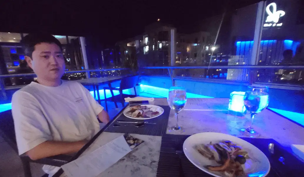 ルーフトップレストランで食事する男性